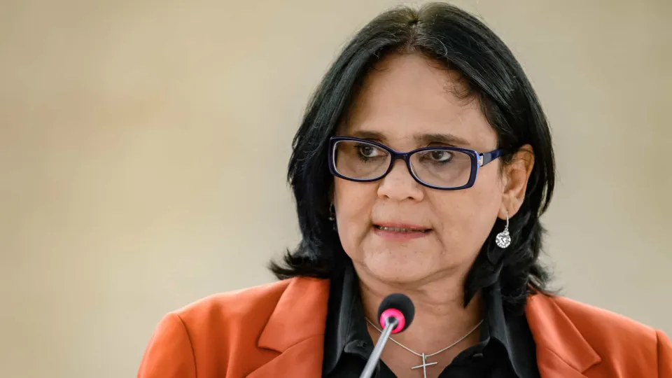 Damares denuncia Freixo por Embratur apoiar escola que homenageia Lula