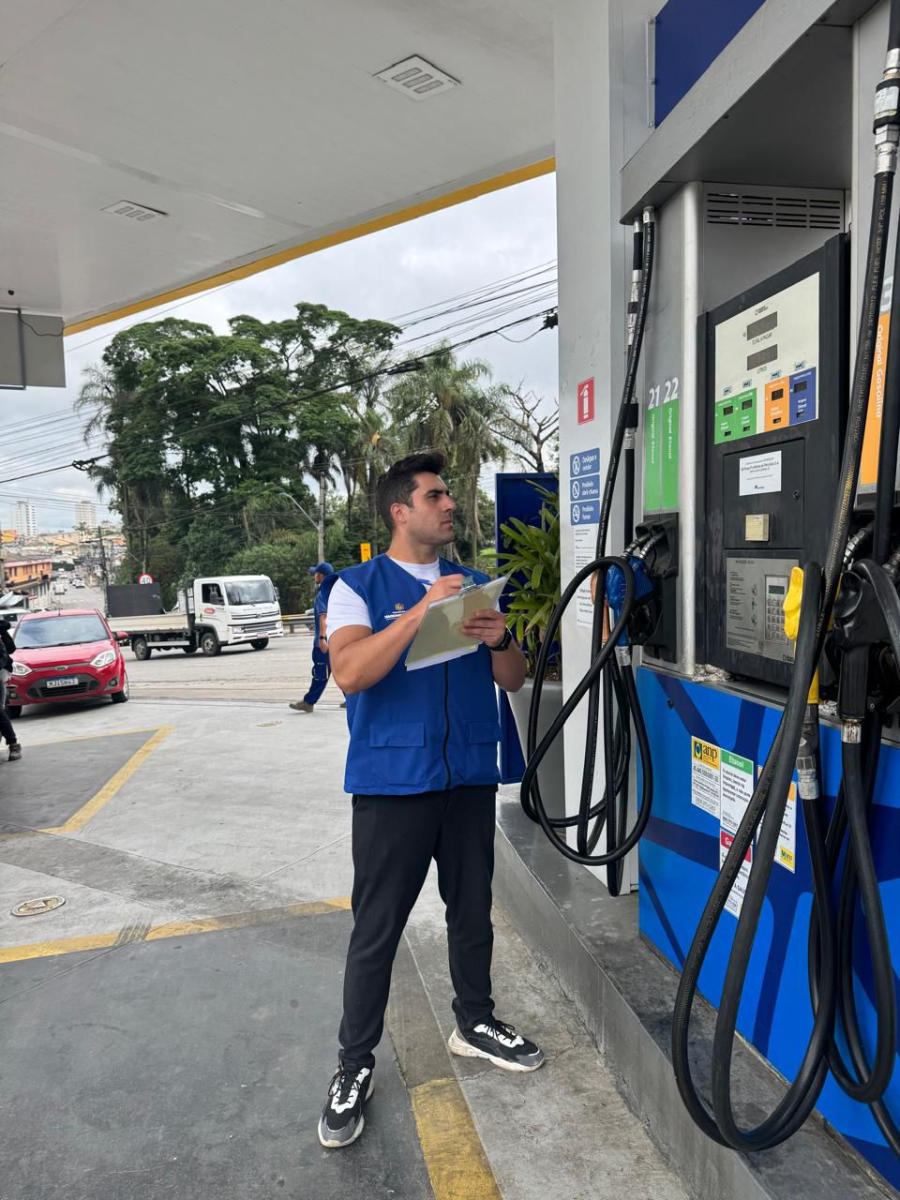 Procon realiza ações em postos de combustível