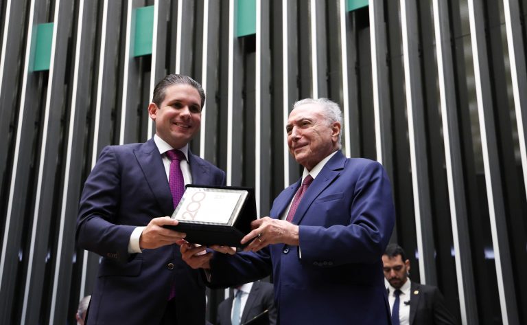 Câmara homenageia o presidente e ex-presidentes com placa comemorativa dos 200 anos