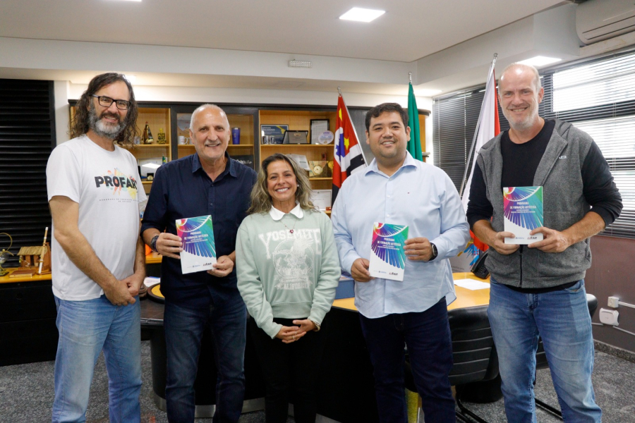 Em Suzano, livro com plano pedagógico do Profart é produzido para consolidar programa como referência de trabalho 