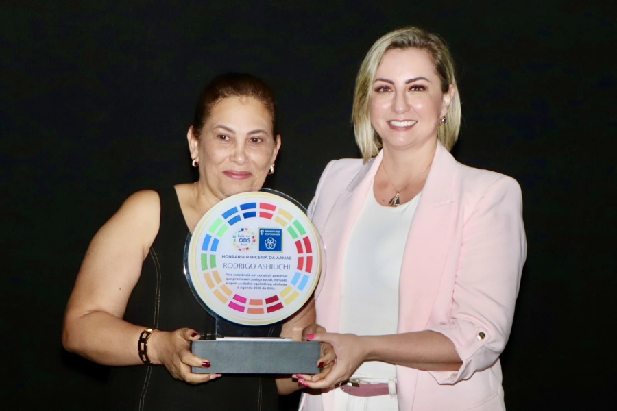 Representado por Larissa Ashiuchi, deputado eleito Rodrigo Ashiuchi recebe homenagem da Associação de Assistência à Mulher, ao Adolescente e à Criança Esperança (AAMAE)