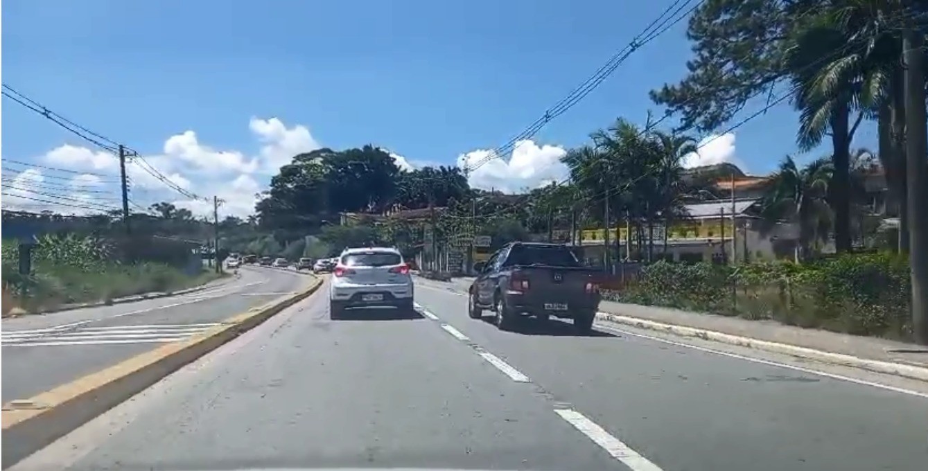 Caminhão tomba na Mogi-Bertioga e altera trânsito na rodovia