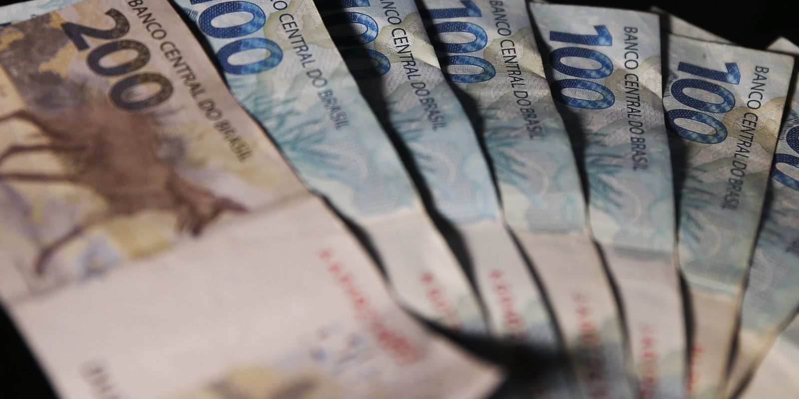 Brasileiros sacam R$ 318,37 milhões em valores a receber em junho