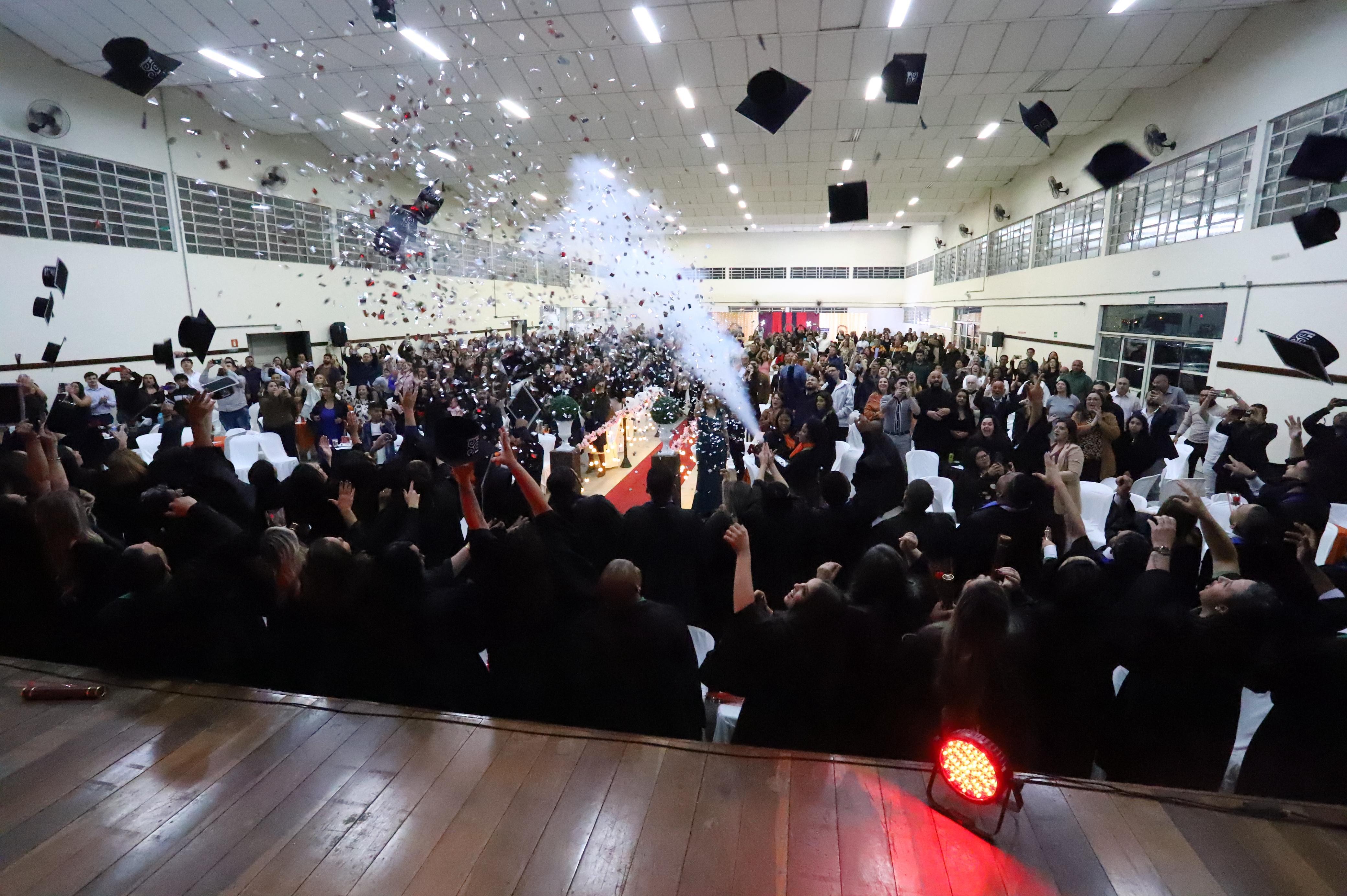 Formatura do Unipiaget é marcada por entrega das carteiras profissionais aos enfermeiros e prêmio a aluno destaque de Fisioterapia