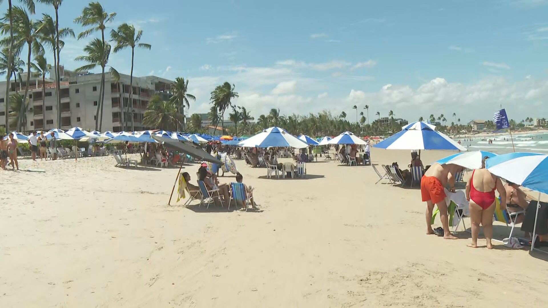 Consumação mínima, aluguel de guarda-sol, reserva de espaço: o que pode e o que não pode nas praias brasileiras