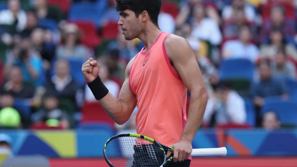 Alcaraz supera dores, bate Zverev em 5h27 e vai à final no Australian Open
