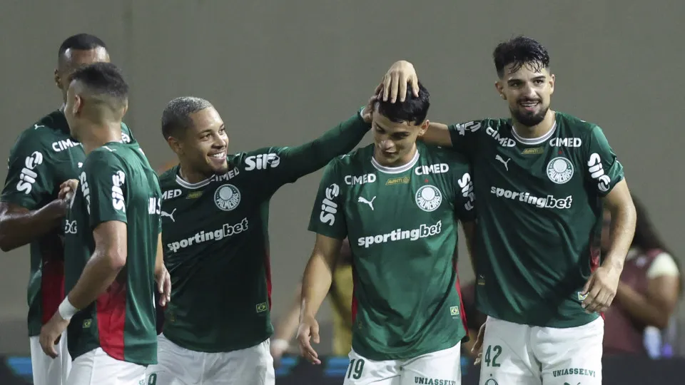 Quem fica no banco do Palmeiras com chegada de Arias