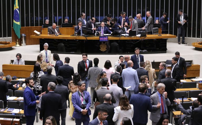 Plenário inicia sessão para analisar propostas; acompanhe