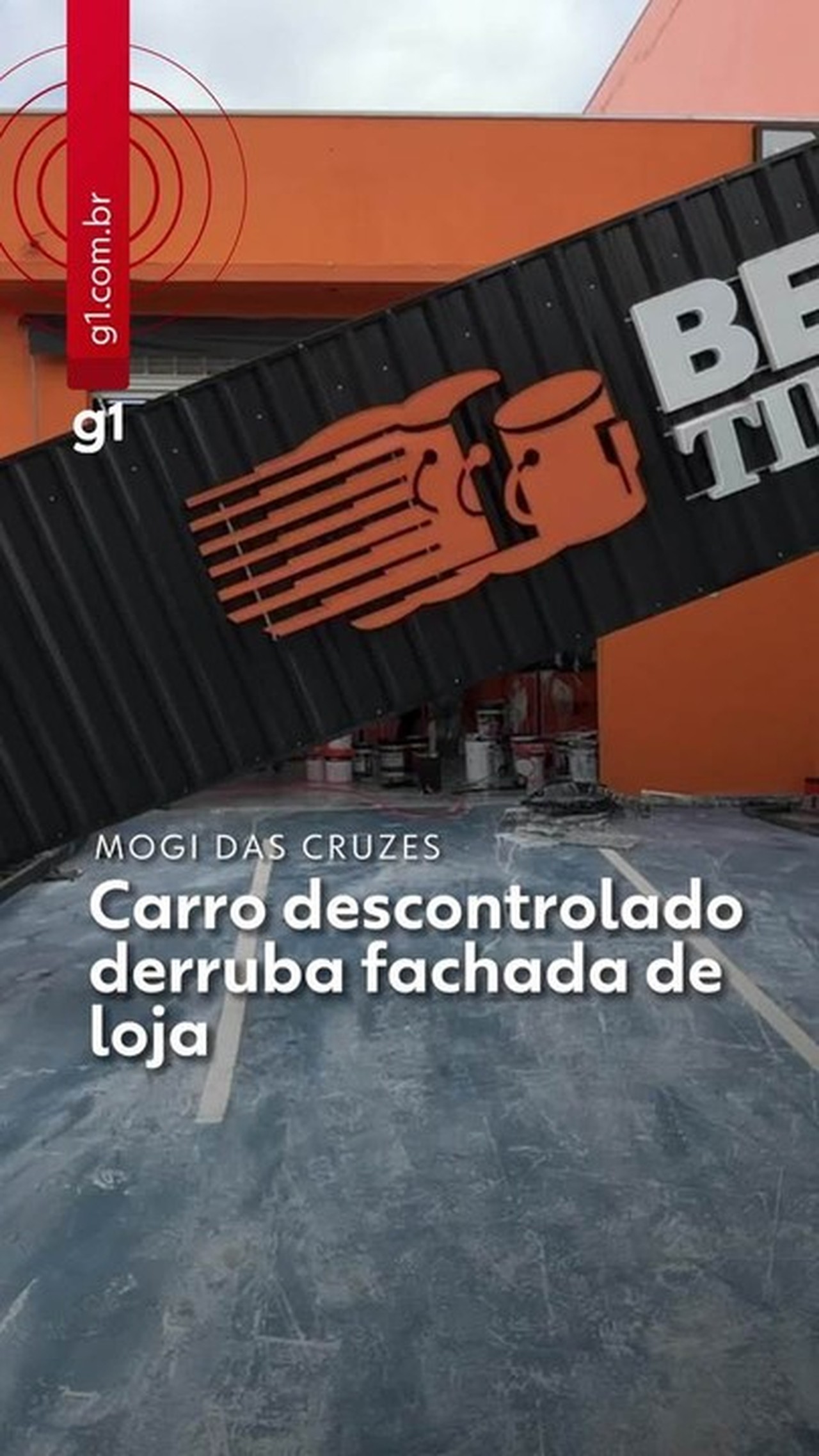 Carro perde o controle, bate e derruba fachada de loja de tintas em Mogi das Cruzes