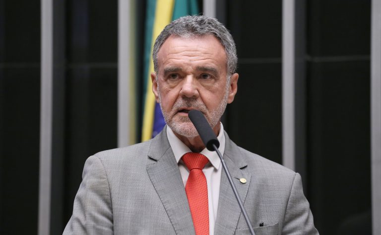 Projeto cria piso salarial de R$ 4 mil para motoristas de ônibus em cidades grandes