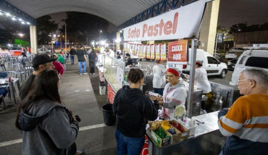 Feira Noturna de Braz Cubas encerra Mês da Mulher com sorteio de brindes