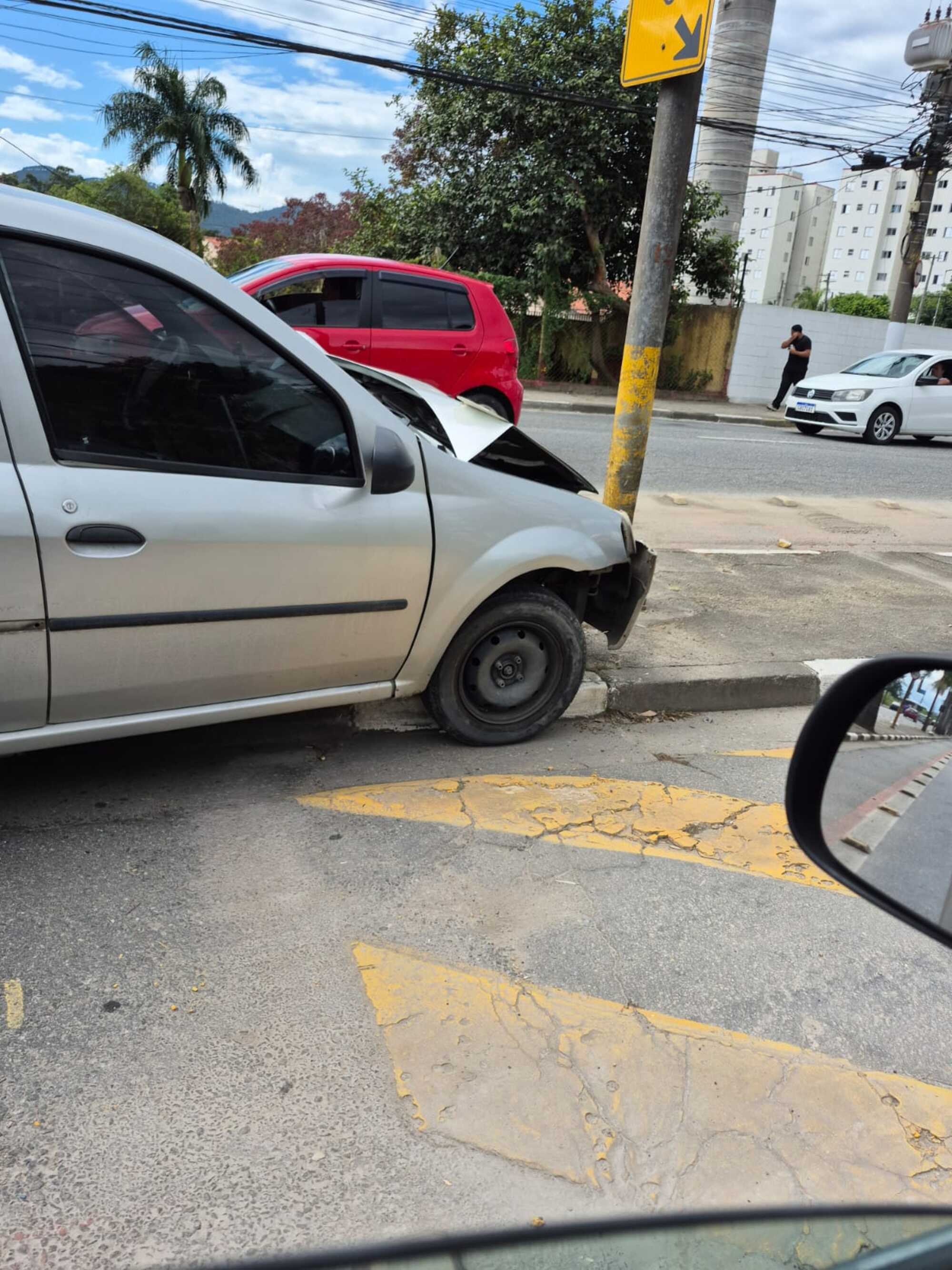 Carro bate em poste na avenida João XXIII em Mogi das Cruzes