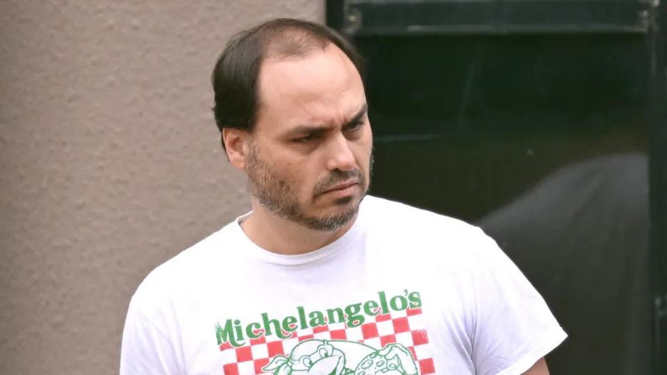 Carlos Bolsonaro reclama de dividir horas de visita ao pai com os irmãos