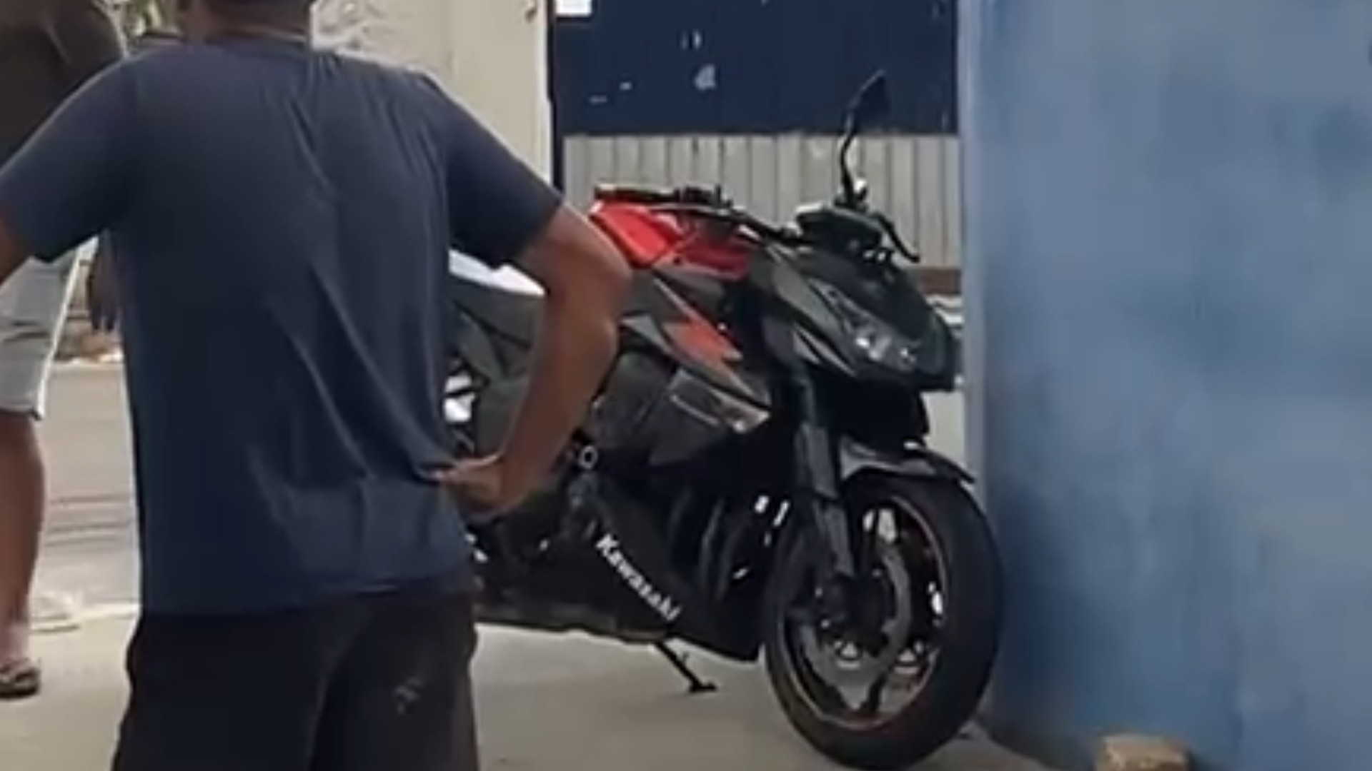 Motociclista morre ao cair embaixo de rodas de caminhão em Itaquaquecetuba