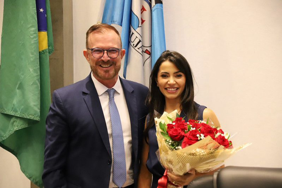 Clau Camargo recebe título de cidadã arujaense