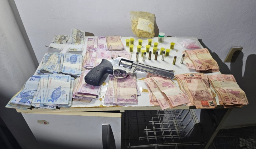 GCM descobre esconderijo com drogas, dinheiro e arma calibre .357