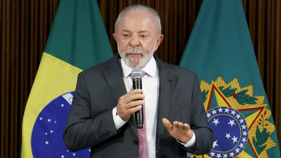 Lula acusa Flávio Bolsonaro de querer "vender o Brasil" aos EUA