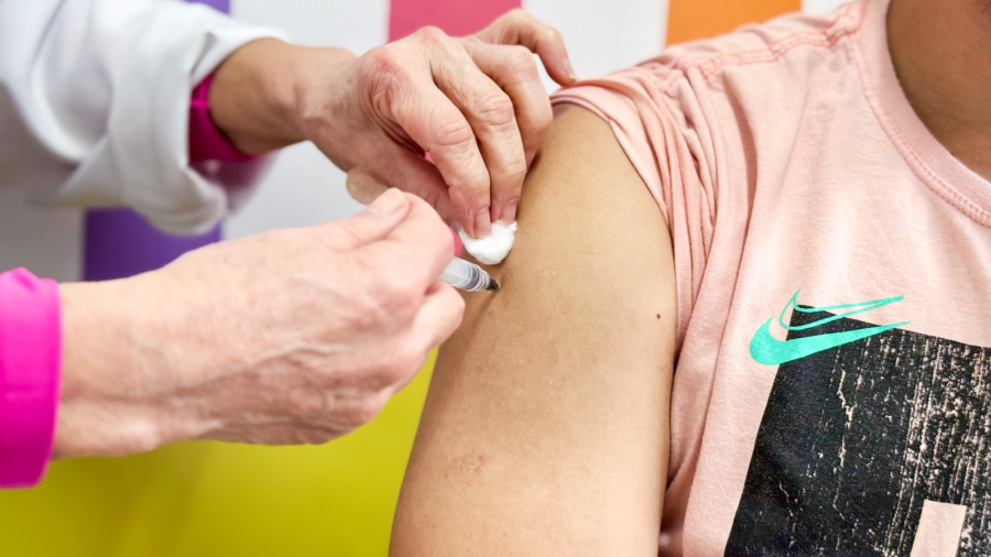 Prefeitura de Arujá promove multivacinação em feiras livres para atualização vacinal e combate à Influenza