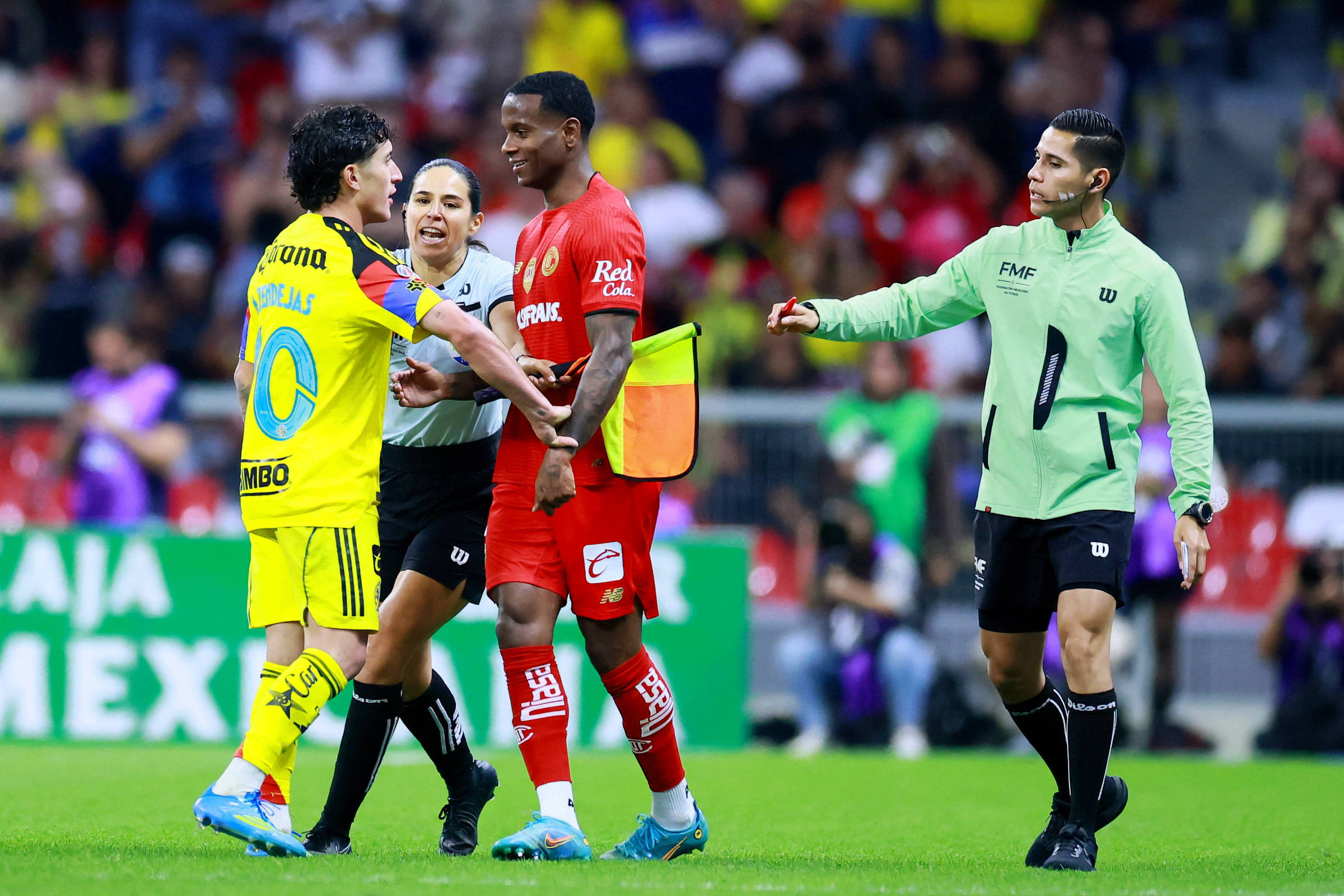 Toluca denuncia racismo contra brasileiro Helinho no México