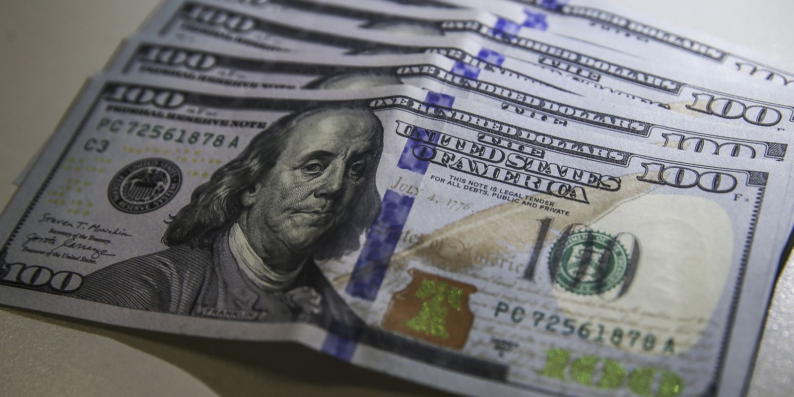 Dólar volta a R$ 5, e bolsa cai com tensão no Oriente Médio
