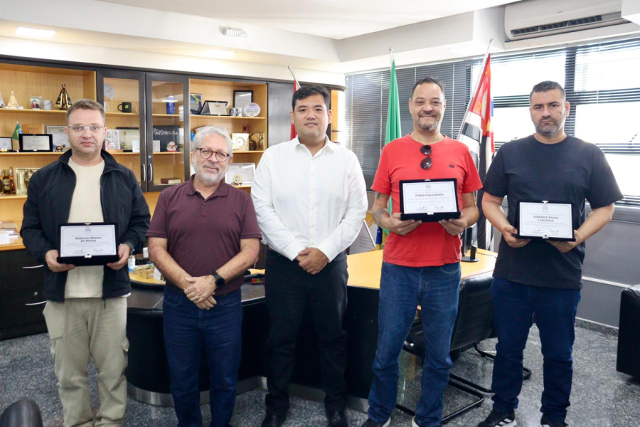 Prefeito presta homenagem a profissionais que contiveram invasor em escola do Boa Vista