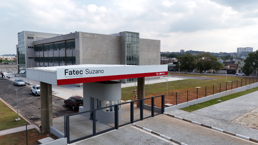 Prefeito vistoria montagem das salas da Fatec de Suzano