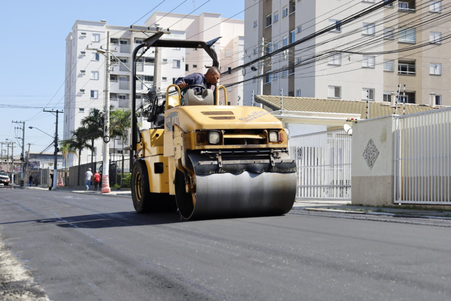 Prefeitura aplica novo asfalto no trecho da rua Ipês entre as avenidas Brasília e Taiaçupeba
