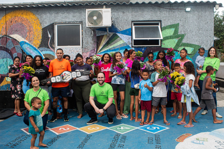 Instituto Melo Cordeiro homenageia mães da Favela dos Sonhos com ação de porta em porta