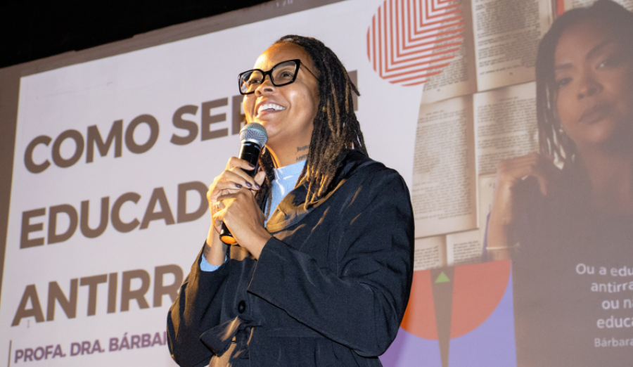 Mais de 500 educadores participam da palestra “Como ser um educador antirracista