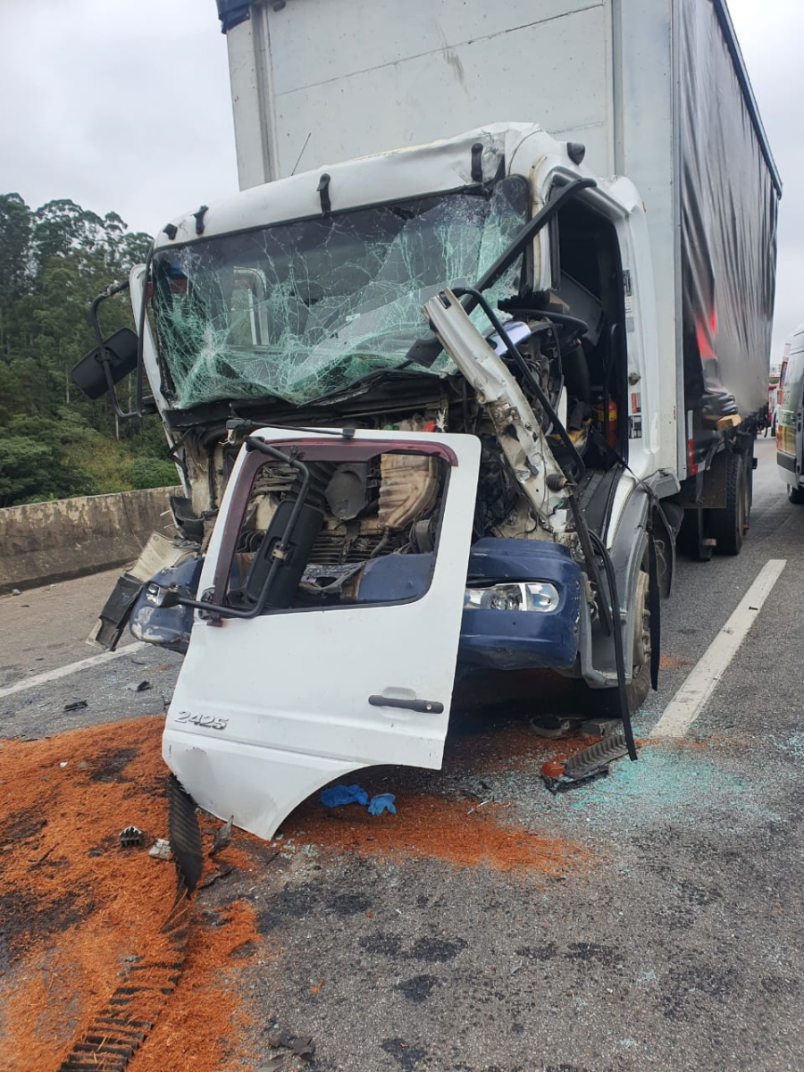 Guarda Municipal presta primeiros socorros a motorista preso em ferragens após acidente na Rodovia Presidente Dutra 