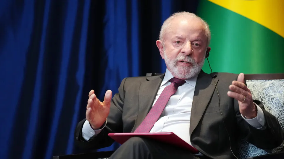 Eleição será decisiva para o 'fortalecimento da democracia' no Brasil, diz Lula a ministros