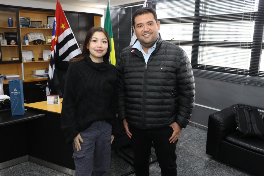Prefeito recebe jovem criadora de conteúdo que vai cobrir a Copa do Mundo
