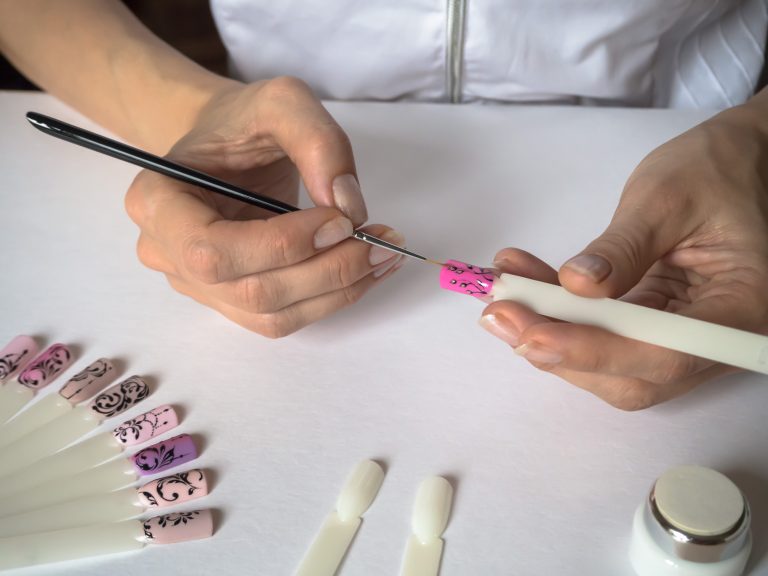 Comissão aprova projeto que reconhece profissão de designer de unhas
