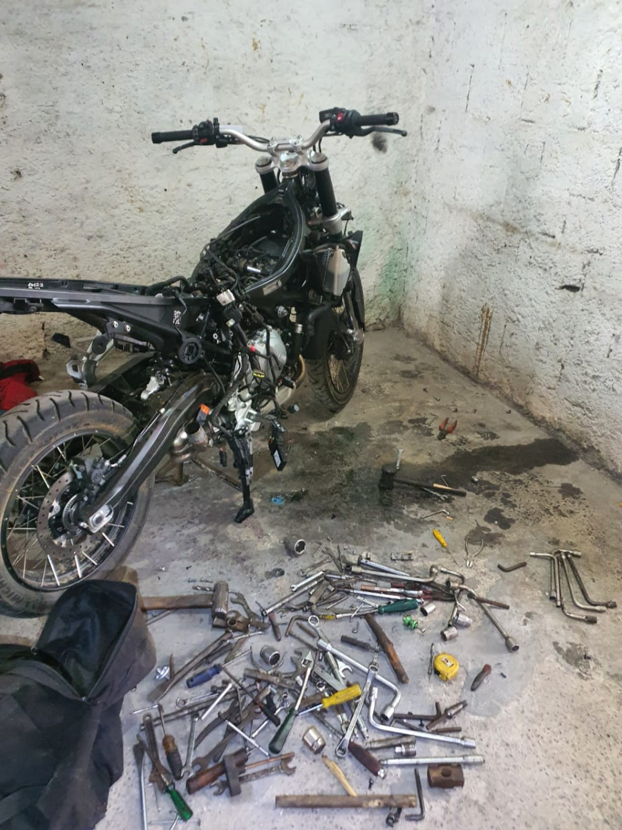 GCM de Arujá detém dois homens com armas, farta munição e motos roubadas