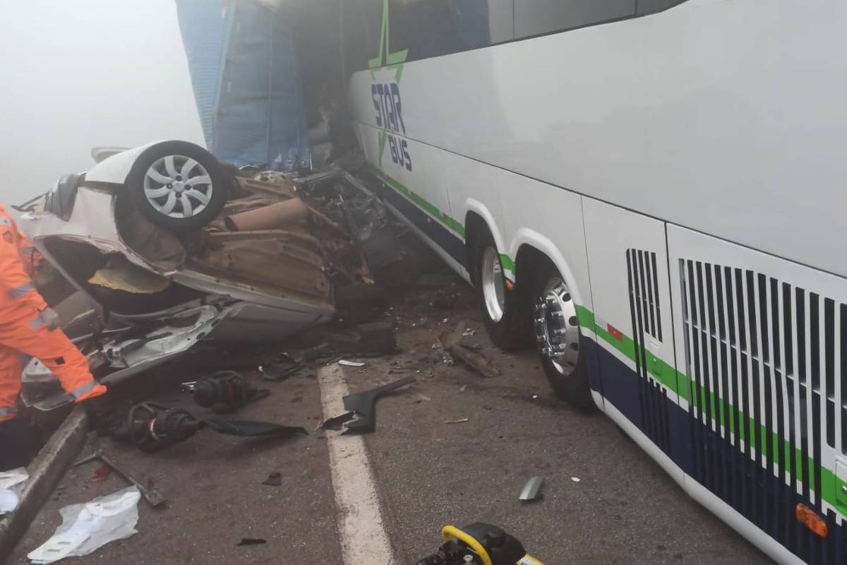 Acidente com 15 veículos deixa 1 morto em rodovia da Grande BH