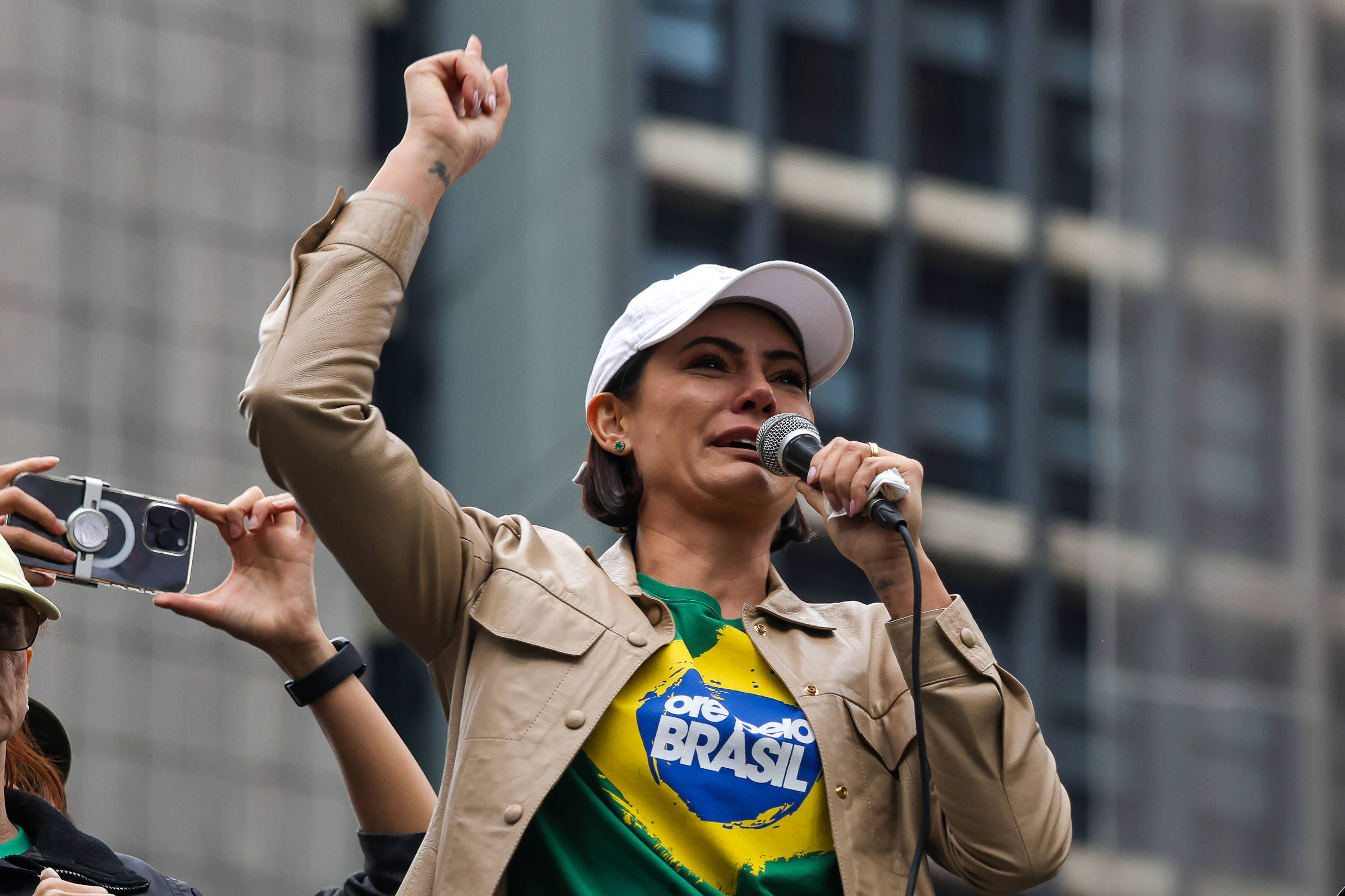 Michelle critica Flávio Bolsonaro e diz que foi maltratada: 'Entendi que não queria meu apoio'