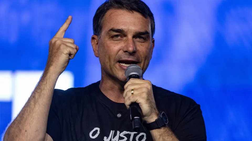 Flávio responde a Michelle e fala em 'gesto não correspondido'