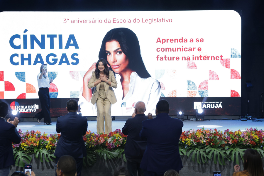 Mais de mil pessoas celebram os três anos da Escola do Legislativo de Arujá ao lado da Cíntia Chagas
