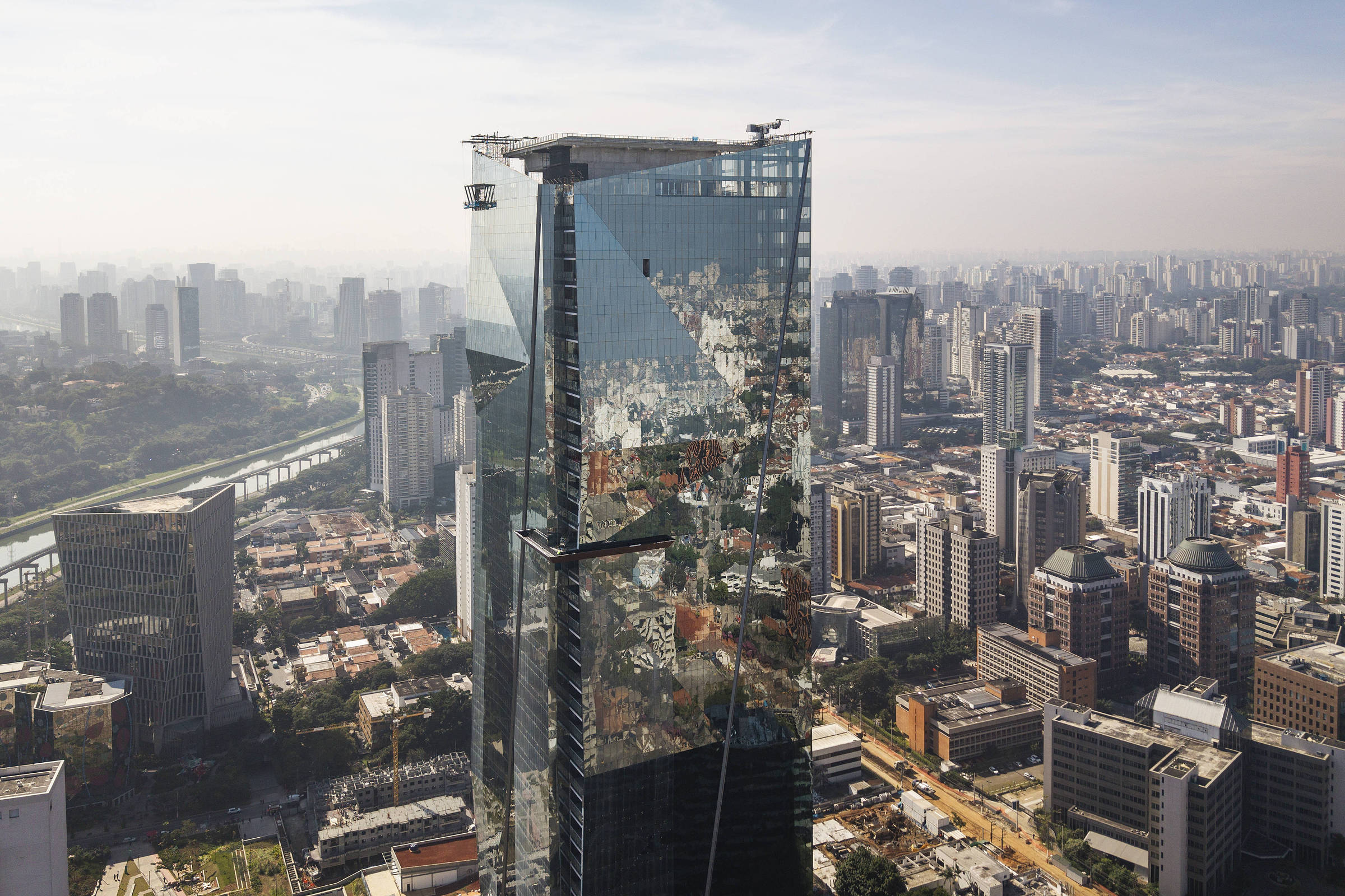 Maior arranha-céu de SP tem obra concluída e se aproxima de inauguração; veja imagens
