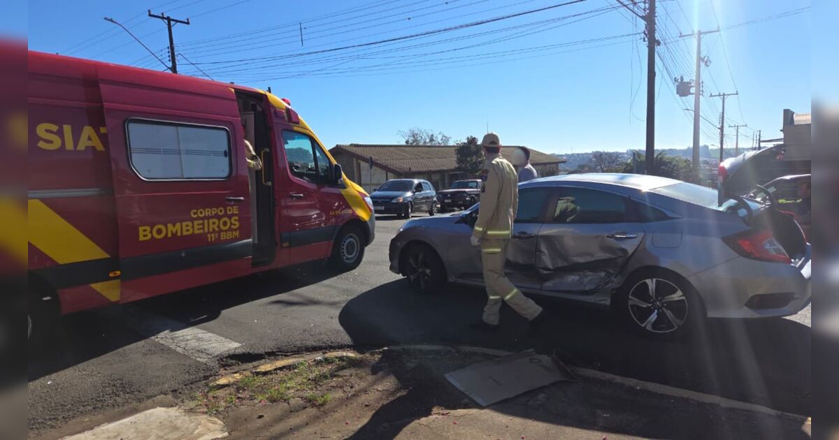 Acidente entre dois carros deixa motorista ferida em cruzamento no Jardim Apucarana