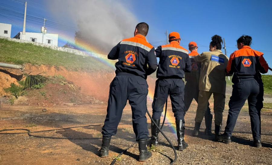 Defesa Civil de Arujá realiza simulação de incêndio para testar equipamentos e capacitar agentes