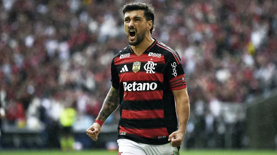 Presidente do Flamengo anuncia que Arrascaeta terá busto na Gávea