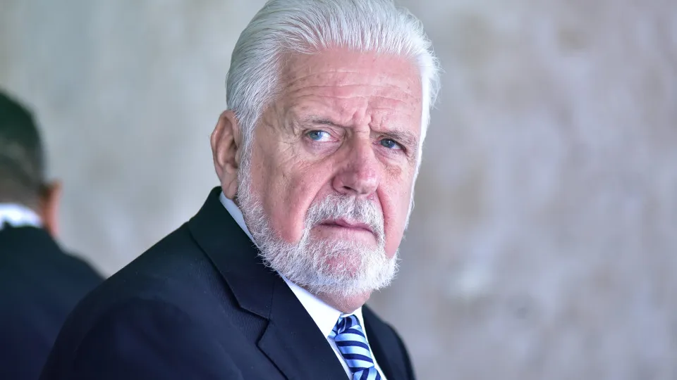 Jaques Wagner diz que provará inocência, mas evita comentar investigação