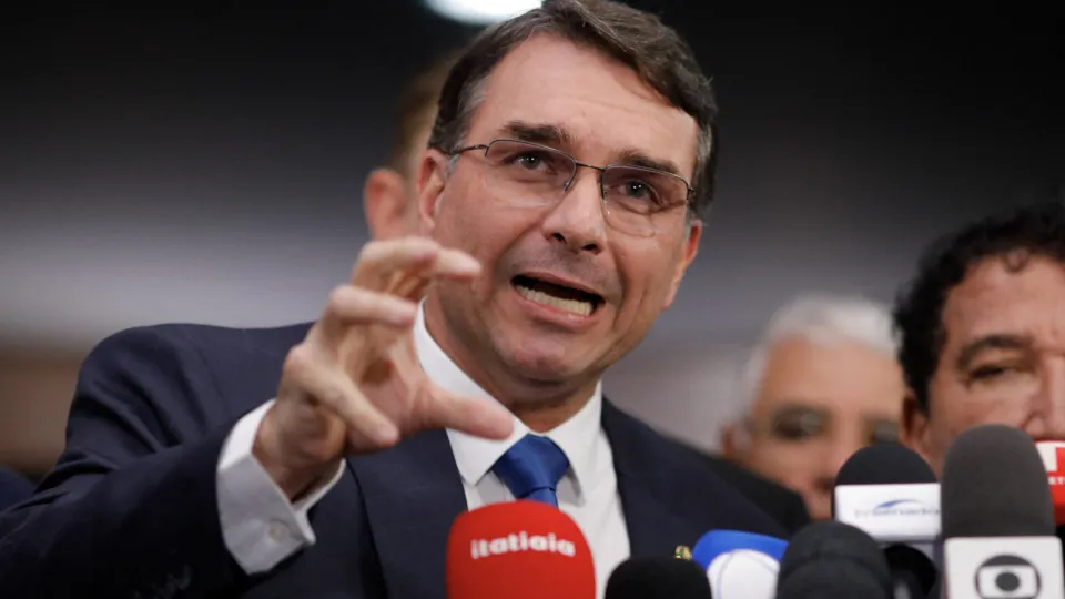Flávio Bolsonaro diz que é alvo de 'guerra psicológica' com especulações sobre escândalos