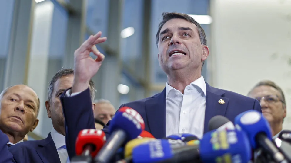 Flávio Bolsonaro diz que tentou ter vice mulher e que Alfredo Gaspar foi escolhido em cima da hora