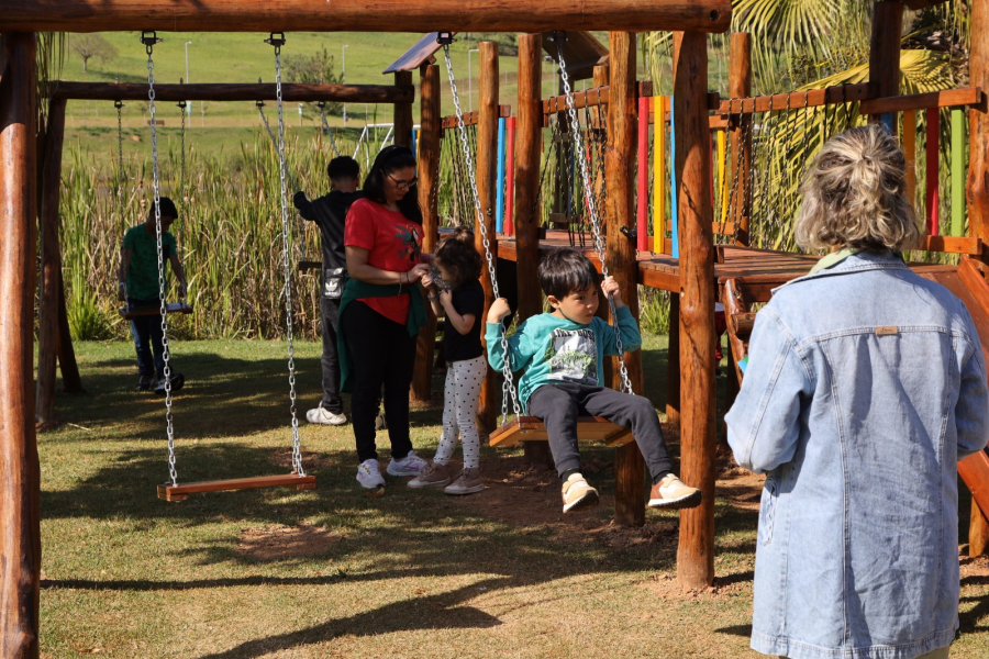 Prefeitura de Guararema instala novos playgrounds no Parque do Lago e Instituto do Álcool