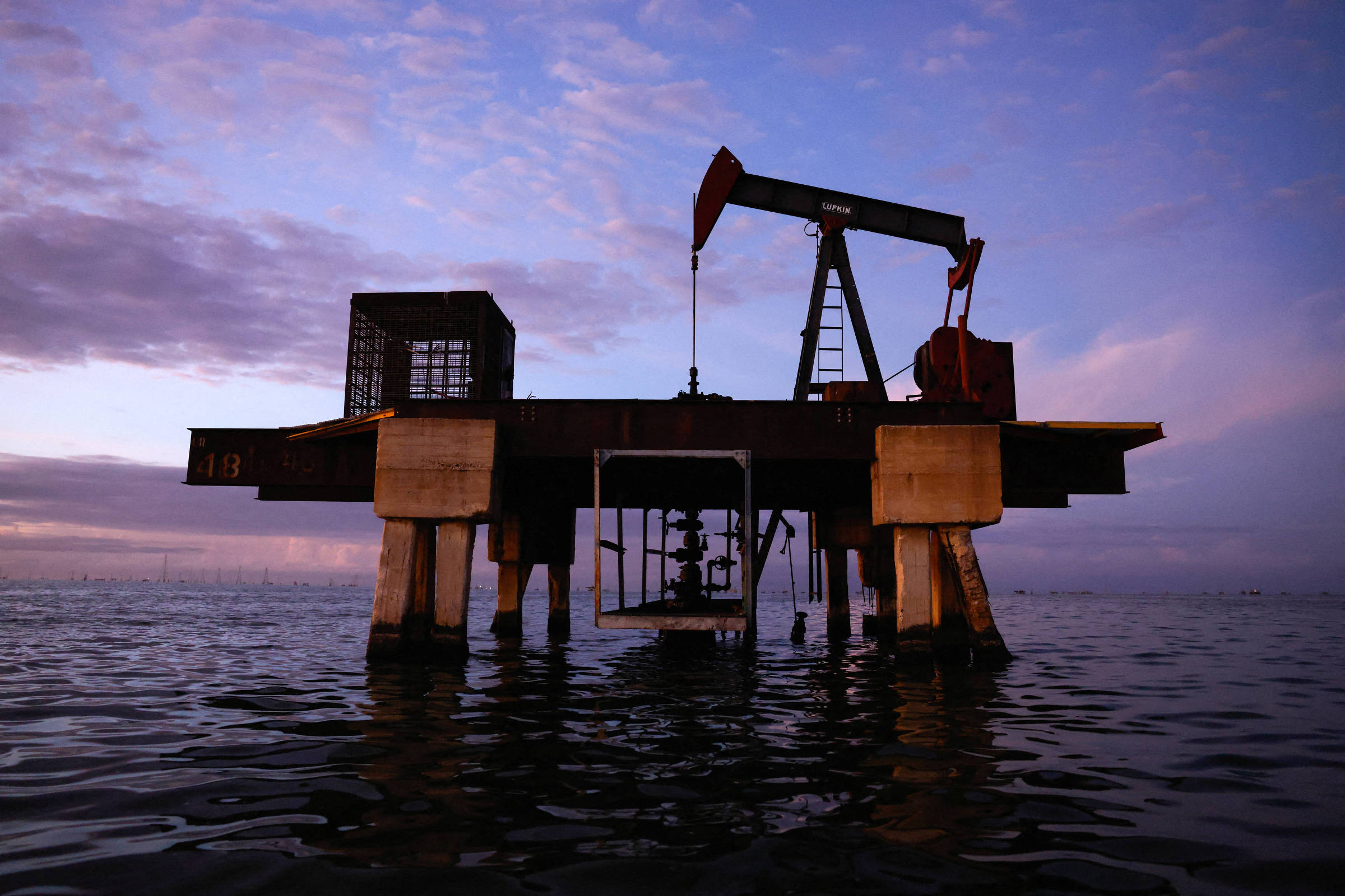 Acordo de petróleo entre EUA e Venezuela prevê compra a preço de custo e que empresa explore 17 campos por 100 anos