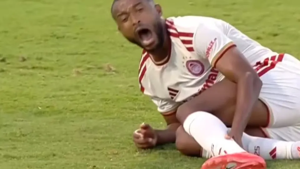 Imagens fortes: atacante marroquino fratura a perna em dividida; vídeo