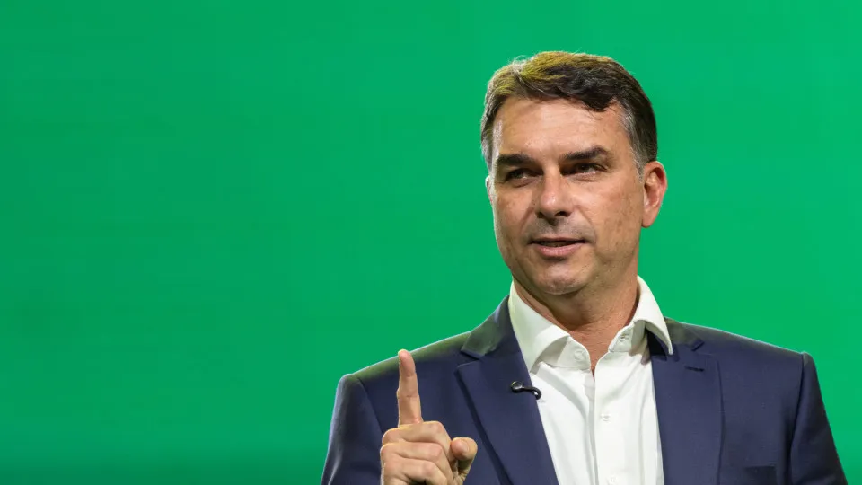Pastor de Flávio Bolsonaro diz: "Deus odeia o culto à Rainha dos Céus"
