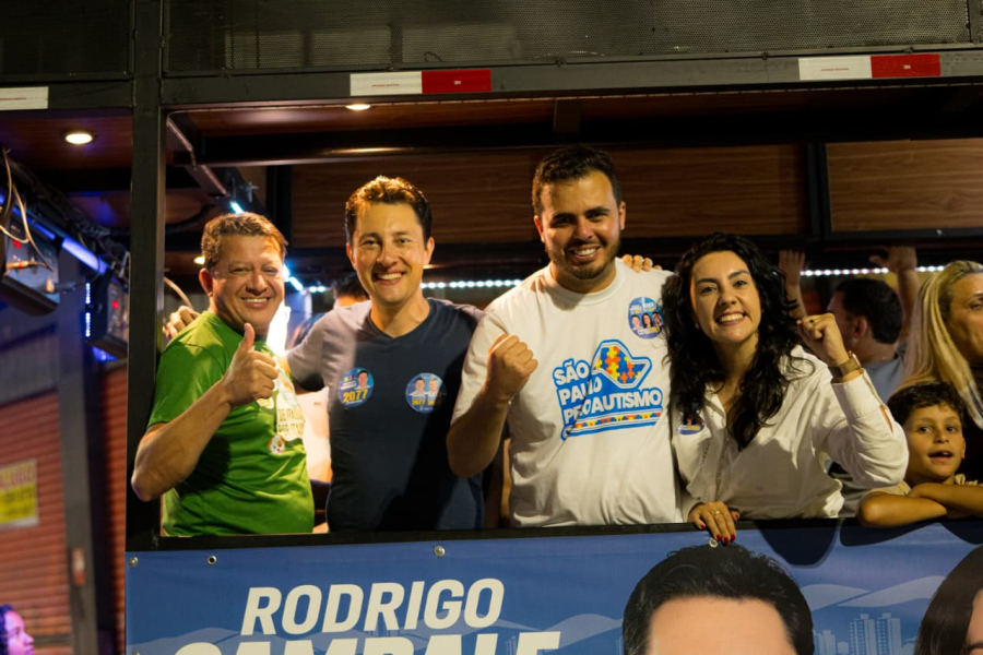 Eleitos, Rodrigo Gambale, Kaká do Autismo e Edson da Paiol percorrem Ferraz em agradecimento